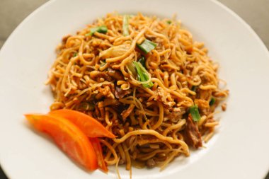 Yakisoba, istiridye soslu veya yakisoba soslu erişte, lahana, sebze ve etten yapılan geleneksel kavrulmuş erişte japanıdır. yakisoba tabakta servis edilir