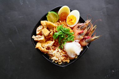 laksa, vermicelli, erişte, fasulye filizi, yumurta, tofu limonu ve baharat dolu baharatlı çorba soslu karidesten yapılan laksa köri. Lasa kasede servis edilir, beyaz arka planda izole edilir..