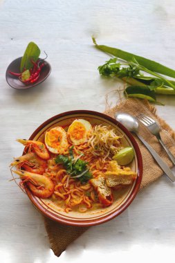 laksa, vermicelli, erişte, fasulye filizi, yumurta, tofu limonu ve baharat dolu baharatlı çorba soslu karidesten yapılan laksa köri. Lasa kasede servis edilir, beyaz arka planda izole edilir..