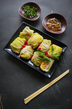 Lahana ruloları doldurulmuş et veya kol gulung, kelem dolmasi, sarma lahana ambalajı, Chou farci, golubtsy, golabki. Et ya da sığır etiyle sarılmış lahana yaprakları.. 