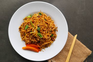 Yakisoba, istiridye soslu veya yakisoba soslu erişte, lahana, sebze ve etten yapılan geleneksel kavrulmuş erişte japanıdır. yakisoba tabakta servis edilir