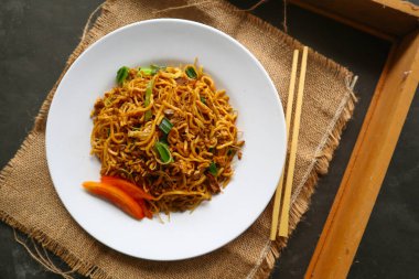 Yakisoba, istiridye soslu veya yakisoba soslu erişte, lahana, sebze ve etten yapılan geleneksel kavrulmuş erişte japanıdır. yakisoba tabakta servis edilir