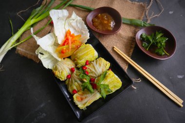 Lahana ruloları doldurulmuş et veya kol gulung, kelem dolmasi, sarma lahana ambalajı, Chou farci, golubtsy, golabki. Et ya da sığır etiyle sarılmış lahana yaprakları.. 