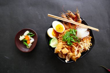 laksa, vermicelli, erişte, fasulye filizi, yumurta, tofu limonu ve baharat dolu baharatlı çorba soslu karidesten yapılan laksa köri. Lasa kasede servis edilir, beyaz arka planda izole edilir..