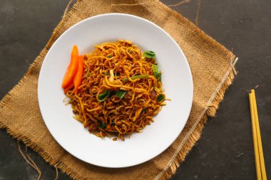 Yakisoba, istiridye soslu veya yakisoba soslu erişte, lahana, sebze ve etten yapılan geleneksel kavrulmuş erişte japanıdır. yakisoba tabakta servis edilir