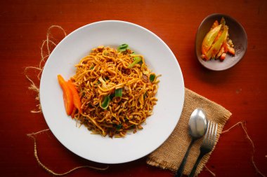 Yakisoba, istiridye soslu veya yakisoba soslu erişte, lahana, sebze ve etten yapılan geleneksel kavrulmuş erişte japanıdır. yakisoba tabakta servis edilir