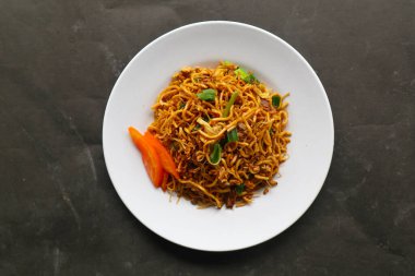 Yakisoba geleneksel olarak erişte, lahana, sebze ve etten yapılmış, istiridye sosu veya yakisoba soslu, tabakta servis edilen geleneksel kavrulmuş erişte japanıdır.