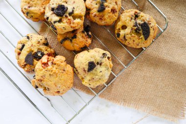 beyaz zemin üzerine çikolatalı kurabiye