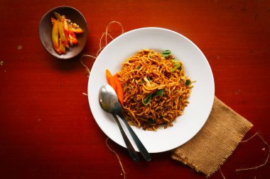 Yakisoba, istiridye soslu veya yakisoba soslu erişte, lahana, sebze ve etten yapılan geleneksel kavrulmuş erişte japanıdır. yakisoba tabakta servis edilir