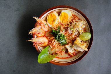 laksa, vermicelli, erişte, fasulye filizi, yumurta, tofu limonu ve baharat dolu baharatlı çorba soslu karidesten yapılan laksa köri. Lasa kasede servis edilir, beyaz arka planda izole edilir..