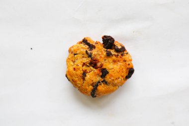 Beyaz arka planda çikolatalı kurabiyeler beyaz arkaplanda çikolatalı kurabiyeler