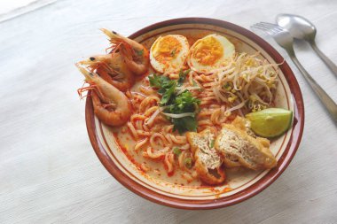 laksa, vermicelli, erişte, fasulye filizi, yumurta, tofu limonu ve baharat dolu baharatlı çorba soslu karidesten yapılan laksa köri. Lasa kasede servis edilir, beyaz arka planda izole edilir..