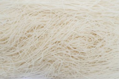Çiğ kuru bihun veya vermicelli veya pirinç eriştesi veya beyaz arka planda izole edilmiş melek kılı.