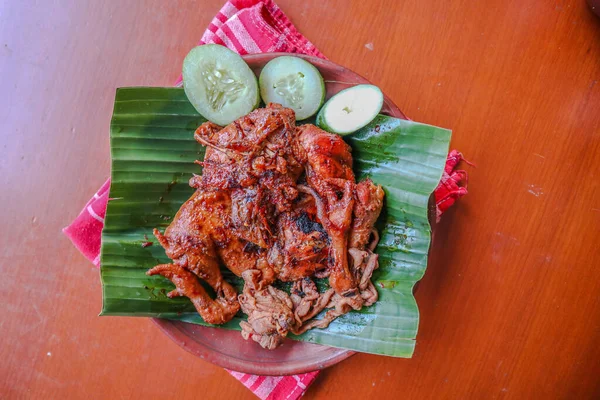 Grilled Chicken Ayam Bakar Cucumber Slash Served Banana Leaf Plate — Stok Foto