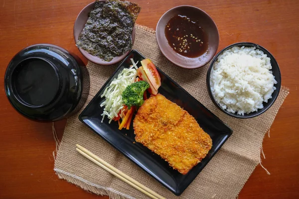 Tavuk katsu Japon yemeğidir. Masada soya sosu ile servis edilir.