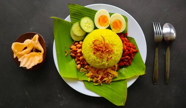 Nasi Kuning Nebo Žlutá Rýže Nebo Rýže Tumeric Tradiční Jídlo — Stock fotografie