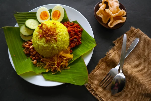 Nasi Kuning Nebo Žlutá Rýže Nebo Rýže Tumeric Tradiční Jídlo — Stock fotografie