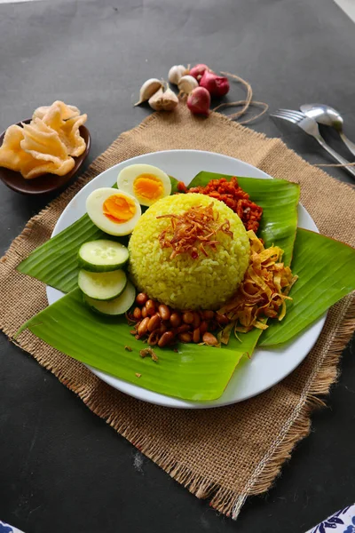 Nasi Kuning Желтый Рис Тумерный Рис Является Традиционной Пищей Азии — стоковое фото