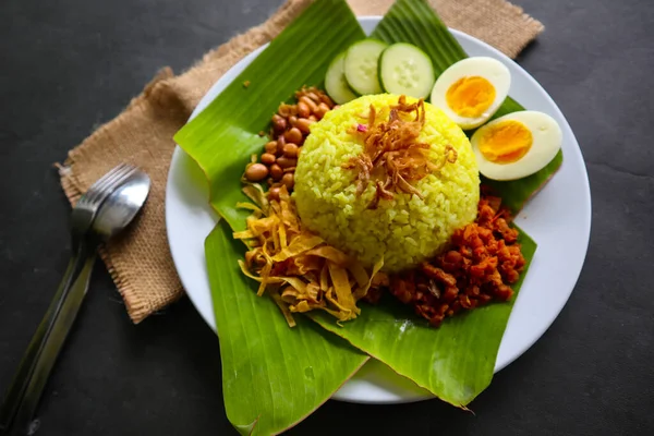 Nasi Kuning Nebo Žlutá Rýže Nebo Rýže Tumeric Tradiční Jídlo — Stock fotografie