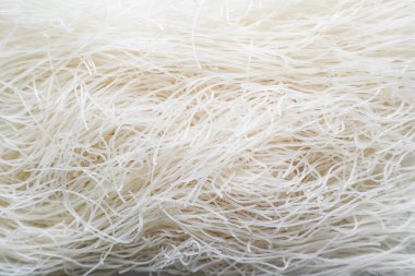 Çiğ kuru bihun veya vermicelli veya pirinç eriştesi veya beyaz arka planda izole edilmiş melek kılı.