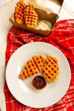 Kutuda servis edilen çikolata soslu kruvasan ya da Croffle.