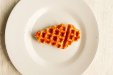 Kutuda servis edilen çikolata soslu kruvasan ya da Croffle.