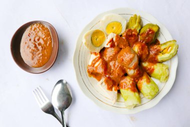 Siomay ya da Mantı geleneksel Endonezya yemeğidir. Fıstık soslu Çin yemeği. Siomay hamur köftesi, tofu, lahana rulosu, patates, acı kabak ve fıstık sosu yaptı. dim sum, shaomai, siu maai, shaomai