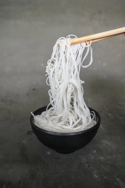 Bihun Vermicelli Rice Noodles Angel Hair Isolated Black Background Served — Zdjęcie stockowe