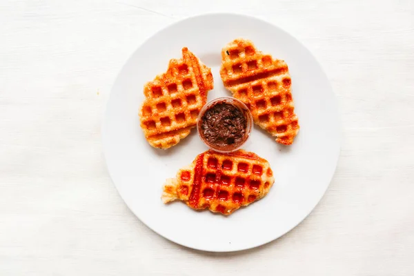 Croissant Waffle Croffle Con Salsa Cioccolato Servita Scatola Fondo Bianco — Foto Stock
