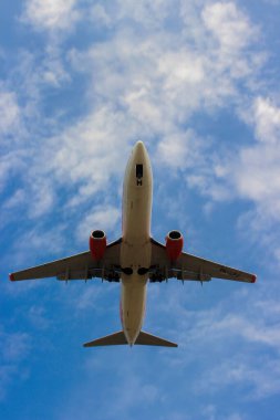 Photo Low angle view of a commercial plane about to landing. Passenger plane is landing on blue sky
