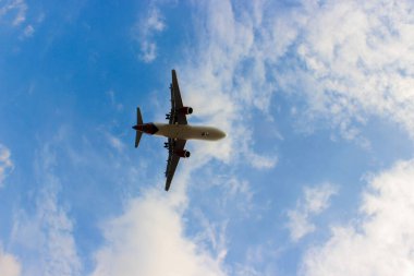 Photo Low angle view of a commercial plane about to landing. Passenger plane is landing on blue sky