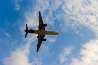Photo Low angle view of a commercial plane about to landing. Passenger plane is landing on blue sky
