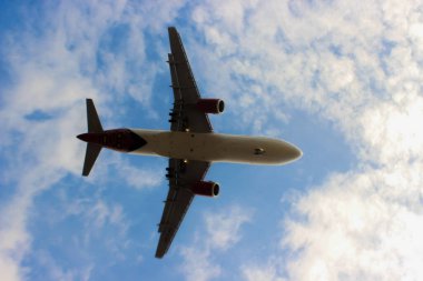 Photo Low angle view of a commercial plane about to landing. Passenger plane is landing on blue sky