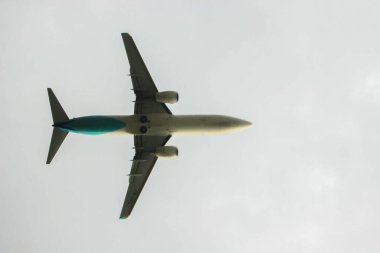 Photo Low angle view of a commercial plane about to landing. Passenger plane is landing on blue sky
