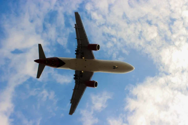 Photo Low Angle View Commercial Plane Landing Passenger Plane Landing — Zdjęcie stockowe