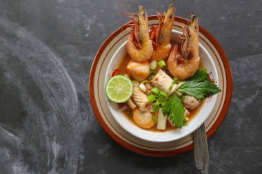 Tom yer elması çorbası Tayland 'dan geliyor. Tom lezzetli karides, acı biber, limon, tavuk, balık veya deniz ürünleri ve mantardan yapılır..