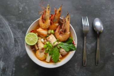 Tom yer elması çorbası Tayland 'dan geliyor. Tom lezzetli karides, acı biber, limon, tavuk, balık veya deniz ürünleri ve mantardan yapılır..