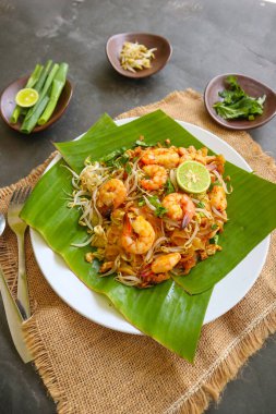 Pad Thai (Taylandca: 