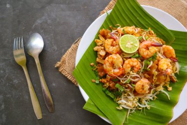 Pad Thai (Taylandca: 