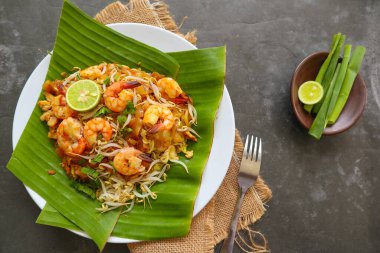 Pad Thai (Taylandca: 
