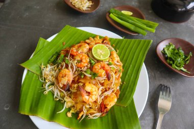 Pad Thai (Taylandca: 