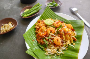 Pad Thai (Taylandca: 