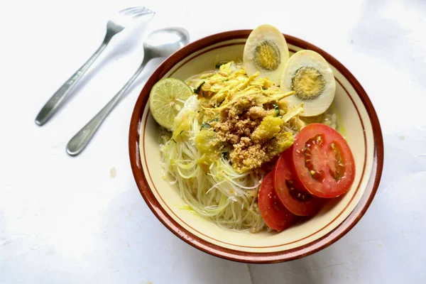 Soto Lamongan 인도네시아 자바의 수프라 농간의 요리이다 닭고기 콩나물 등으로 — 스톡 사진