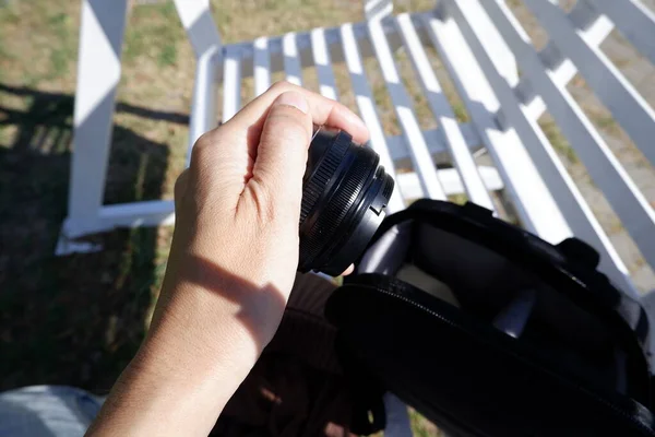 Fotógrafo Está Tomando Lente Cámara Bolsa Colocada Una Silla Blanca — Foto de Stock