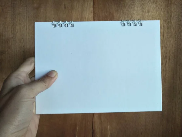 Рука Держит Чистый Лист Бумаги — стоковое фото