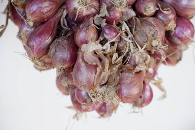 Beyaz arkaplanda arpacık soğanlarını kapat