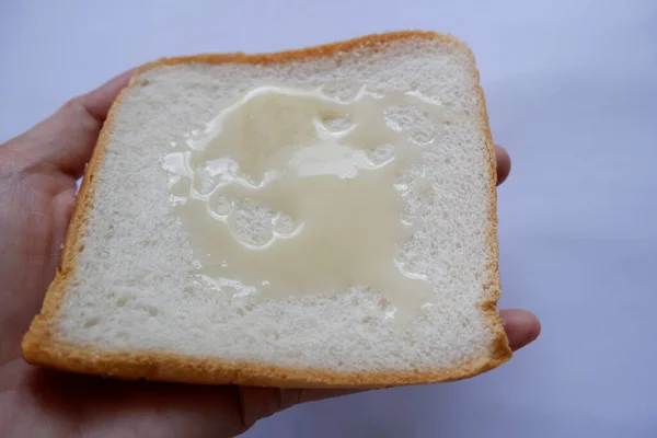 Chleb Mleko Skondensowane Ręku — Zdjęcie stockowe