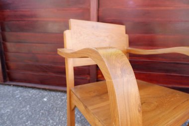 Tahta sandalye ve ahşap duvarı kapatın.
