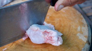 Tavuğu bıçakla ve tahta kesme tahtasıyla doğramak