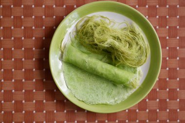 Tayland pamuk helva burrito krepi, Roti Saimai (pamuk şeker) Tayland tatlısıdır..